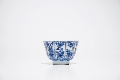 Six tasses et soucoupes en porcelaine de Chine bleu et blanc, Kangxi