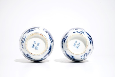 Une paire de vases en porcelaine de Chine bleu et blanc, marque de Kangxi, 19&egrave;me