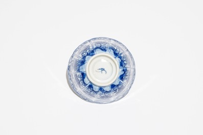 Six tasses et soucoupes en porcelaine de Chine bleu et blanc, Kangxi