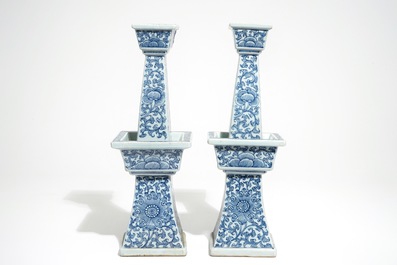 Cinq bougeoirs en porcelaine de Chine bleu et blanc, 19/20&egrave;me