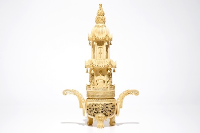 Un grand br&ucirc;le parfum en ivoire sculpt&eacute;, Chine, 19/20&egrave;me
