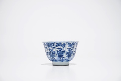 Six tasses et soucoupes en porcelaine de Chine bleu et blanc, Kangxi