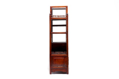 Een kleine Chinese gesculpteerd houten etag&egrave;re met drakenpanelen, ca. 1900