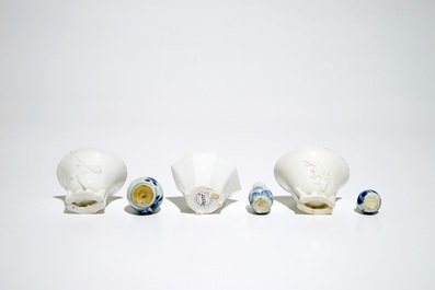 Drie Chinese blanc de Chine libation cups en drie blauwwitte miniatuur vaasjes, Kangxi