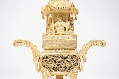 Un grand br&ucirc;le parfum en ivoire sculpt&eacute;, Chine, 19/20&egrave;me