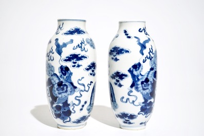 Une paire de vases en porcelaine de Chine bleu et blanc, marque de Kangxi, 19&egrave;me