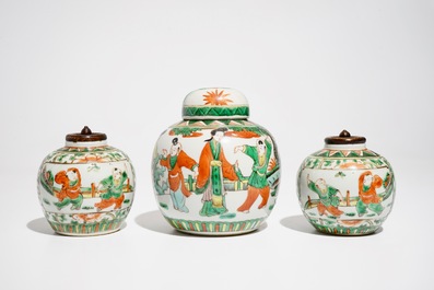 A Chinese famille rose rooster plate, Yongzheng, and three famille verte jars, 19th C.