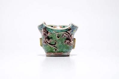 Une coupe libatoire en porcelaine de Chine famille verte, Kangxi