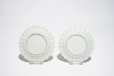 Une paire de tasses et soucoupes polylob&eacute;s en porcelaine de Chine famille rose, Yongzheng