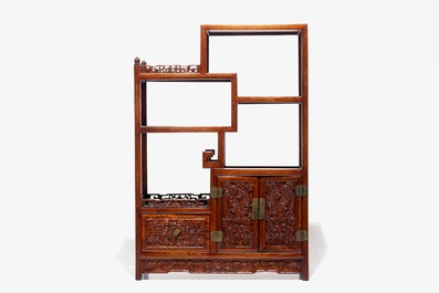 Een kleine Chinese gesculpteerd houten etag&egrave;re met drakenpanelen, ca. 1900