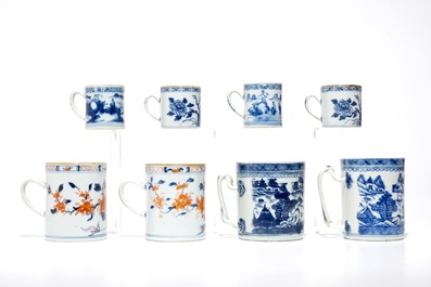 Vier paar Chinese blauwwitte en Imari-stijl kroezen, Qianlong