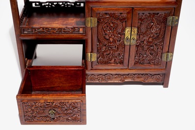 Een kleine Chinese gesculpteerd houten etag&egrave;re met drakenpanelen, ca. 1900