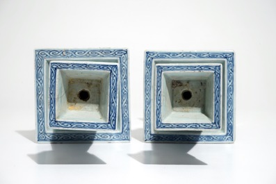 Cinq bougeoirs en porcelaine de Chine bleu et blanc, 19/20&egrave;me