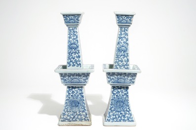 Cinq bougeoirs en porcelaine de Chine bleu et blanc, 19/20&egrave;me