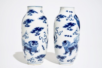 Une paire de vases en porcelaine de Chine bleu et blanc, marque de Kangxi, 19&egrave;me