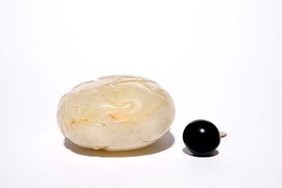 A Chinese jade fushou gua snuff bottle, 19th C.