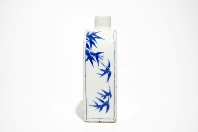 A Chinese blue and white tea caddy with roosters, Transitional period