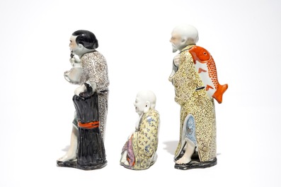 Three Chinese famille rose figures, three wall vases and four cylindrical boxes, 19/20th C.
