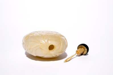 A Chinese jade fushou gua snuff bottle, 19th C.