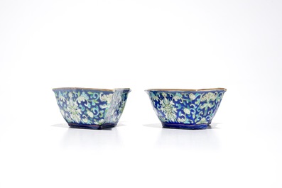 Un service &agrave; mendiants en porcelaine de Chine polychrome &agrave; fond bleu, 19&egrave;me