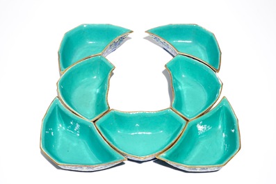 Un service &agrave; mendiants en porcelaine de Chine polychrome &agrave; fond bleu, 19&egrave;me