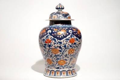 A large Chinese Imari style baluster jar and cover, 18/19th C.