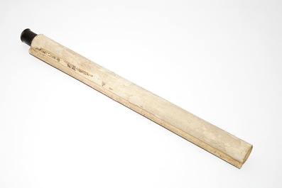 Een gesigneerde Chinese rolschildering op zijde met een tuinsc&egrave;ne, 18/19e eeuw