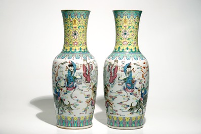Une paire de grands vases en porcelaine de Chine famille rose, marque et &eacute;poque de Guangxu