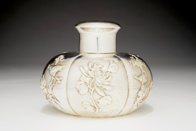 A Chinese silver tea caddy and an openworked dragon tazza, 19/20th C.