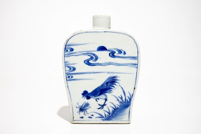 A Chinese blue and white tea caddy with roosters, Transitional period
