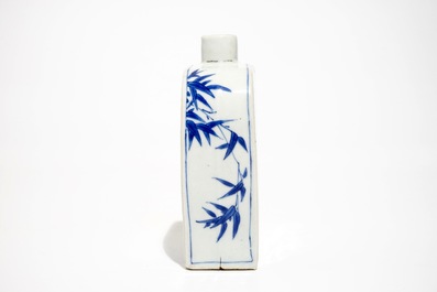 A Chinese blue and white tea caddy with roosters, Transitional period