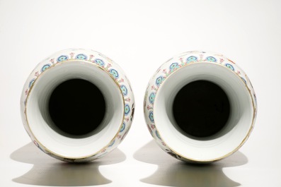 Une paire de grands vases en porcelaine de Chine famille rose, marque et &eacute;poque de Guangxu
