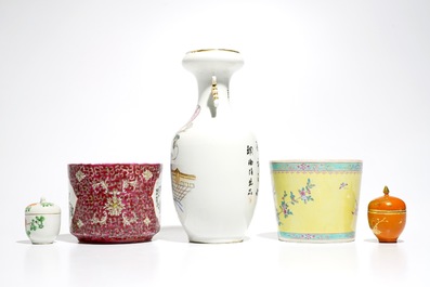 A group of Chinese polychrome and famille rose wares, 19/20th C.