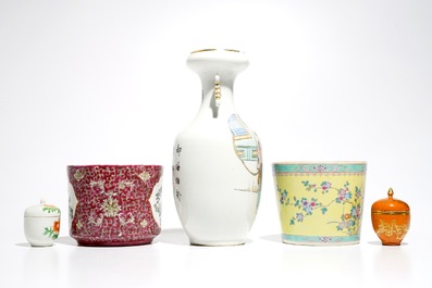 A group of Chinese polychrome and famille rose wares, 19/20th C.