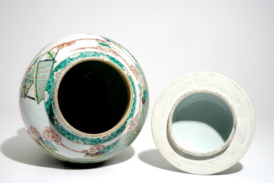 Un vase couvert de style Kangxi en porcelaine de Chine famille verte, 19/20&egrave;me
