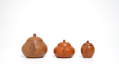 Drie Chinese Yixing theepotten voor de Thaise markt, 19e eeuw