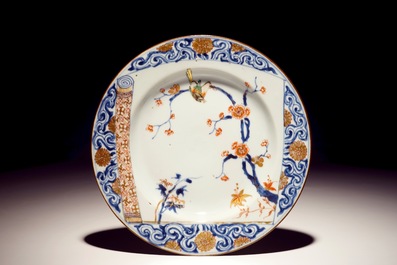 A Chinese verte-Imari charger, two dishes and seventeen plates, Kangxi/Yongzheng