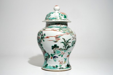 Un vase couvert de style Kangxi en porcelaine de Chine famille verte, 19/20&egrave;me