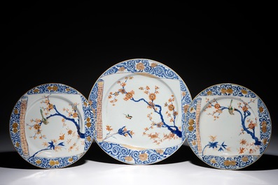 A Chinese verte-Imari charger, two dishes and seventeen plates, Kangxi/Yongzheng