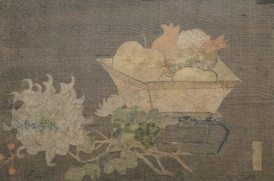 Quatre tableaux encadr&eacute;s aux antiquit&eacute;s et fleurs, Chine, 19&egrave;me