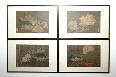 Quatre tableaux encadr&eacute;s aux antiquit&eacute;s et fleurs, Chine, 19&egrave;me