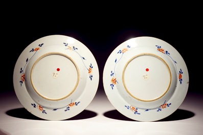 A Chinese verte-Imari charger, two dishes and seventeen plates, Kangxi/Yongzheng