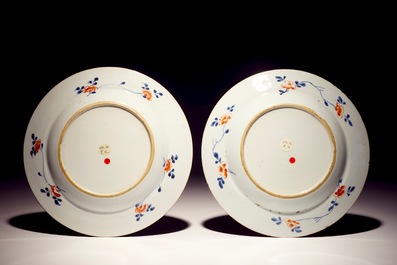 A Chinese verte-Imari charger, two dishes and seventeen plates, Kangxi/Yongzheng