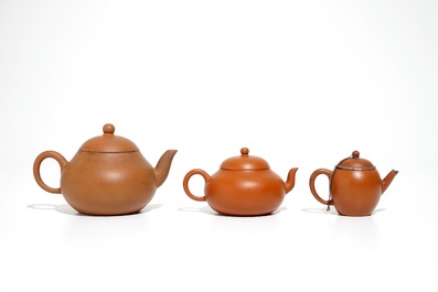 Drie Chinese Yixing theepotten voor de Thaise markt, 19e eeuw