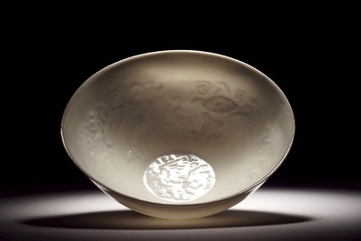 A Chinese monochrome white eggshell anhua bowl with applied design, Yongzheng mark, 19/20th C.