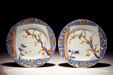 A Chinese verte-Imari charger, two dishes and seventeen plates, Kangxi/Yongzheng