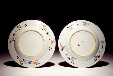 A Chinese verte-Imari charger, two dishes and seventeen plates, Kangxi/Yongzheng