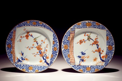 A Chinese verte-Imari charger, two dishes and seventeen plates, Kangxi/Yongzheng