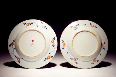 A Chinese verte-Imari charger, two dishes and seventeen plates, Kangxi/Yongzheng