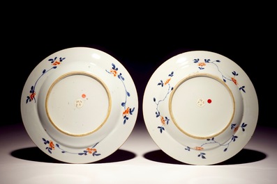 A Chinese verte-Imari charger, two dishes and seventeen plates, Kangxi/Yongzheng